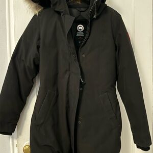 Canada Goose Black Parka in Ladies SP with Fur Trim
Worn Once in New Condition!